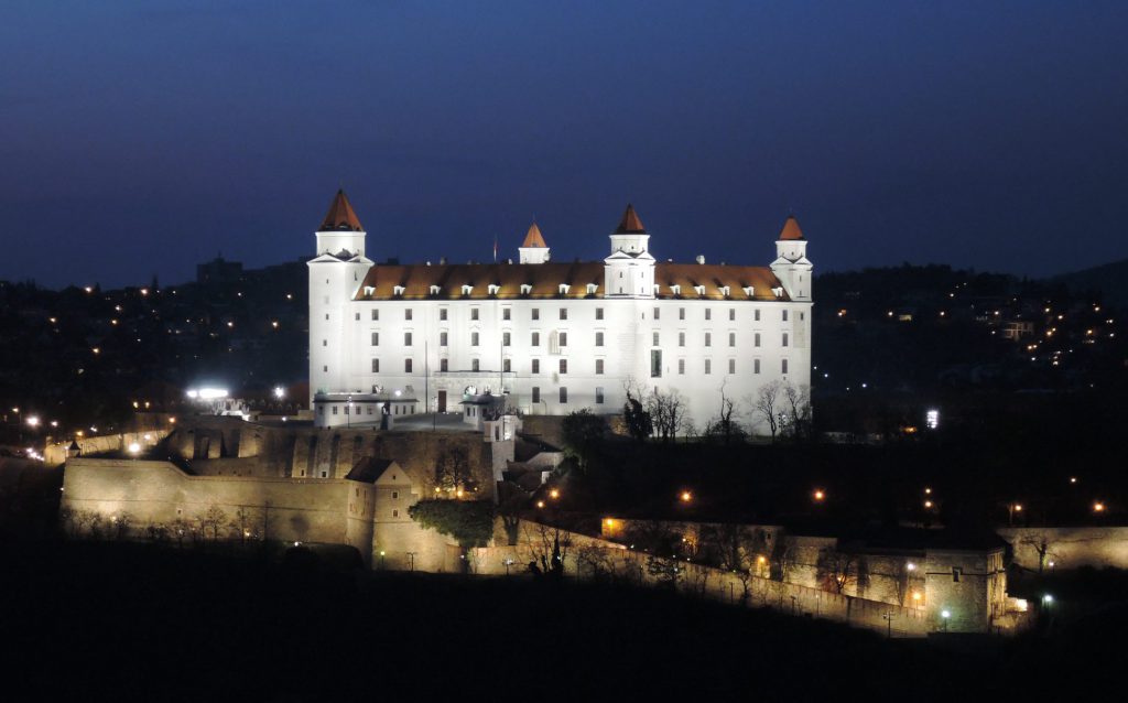 Bratislavský hrad at night