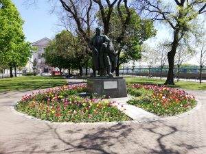Tulips and a monument near the SNM-Prírodovedné múzeum