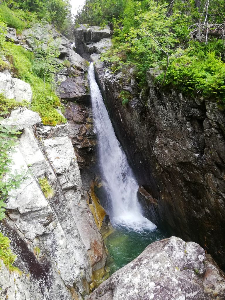 Obrovský vodopád ("Giant waterfall")