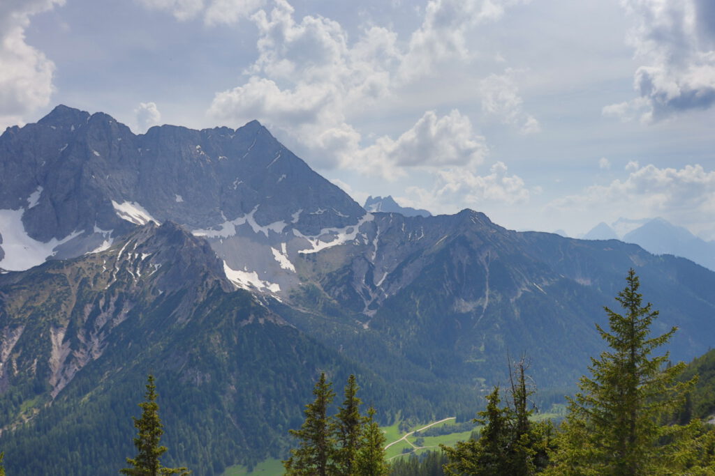 Ascent to Soiernspitze (on around 1800 meters), view towards the partially snow-clad Wörner Sattel