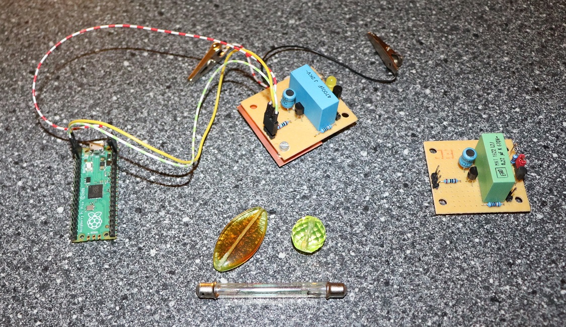 Geigerzähler Versuchsaufbauten auf Lochrasterplatinen