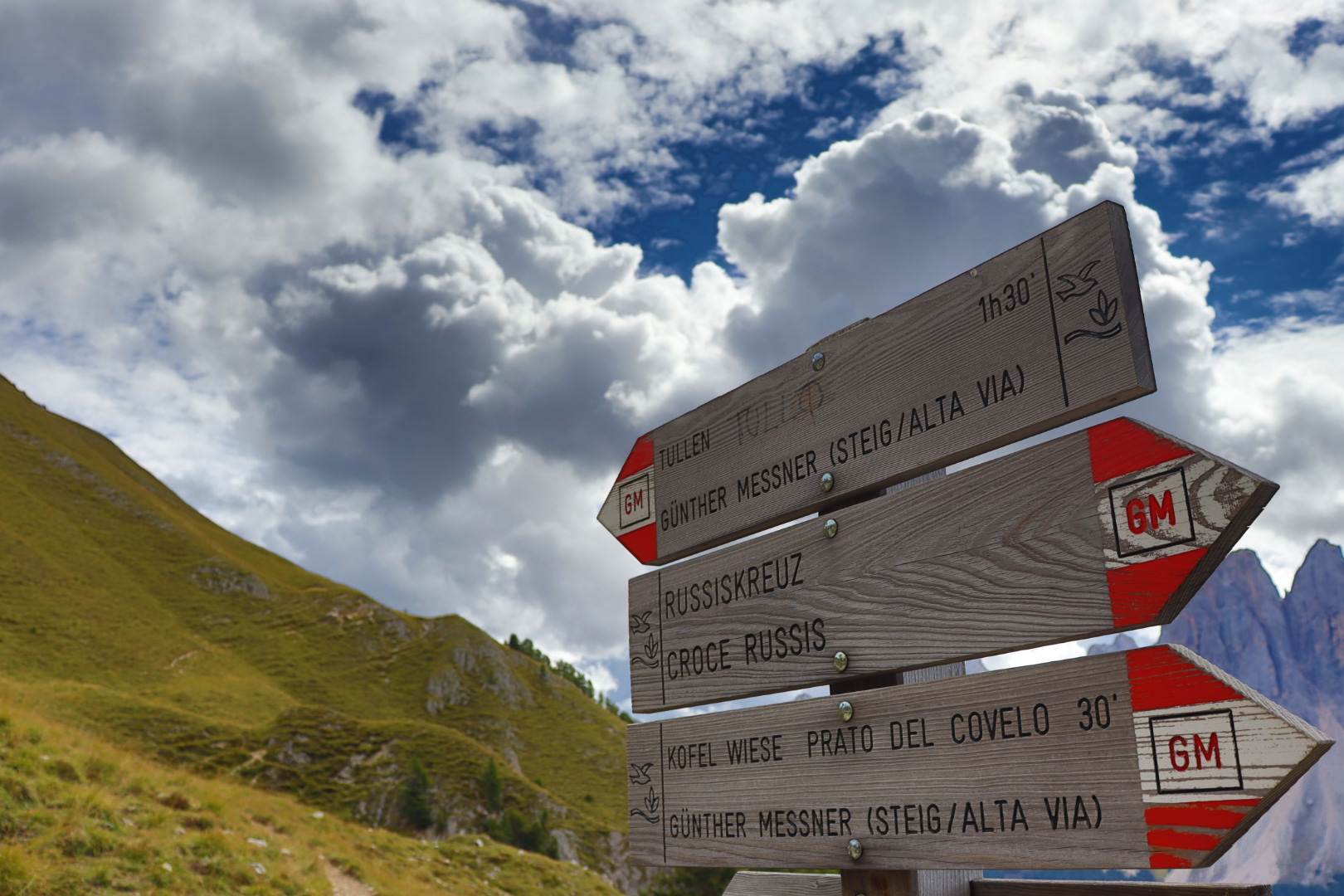 Signpost at the Günther-Messner-Steig at 2190 meters (September 10, 12:03 pm)